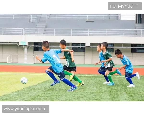小学足球战术解析与实战应用提升学生团队协作与竞技水平的有效方法 小学足球战术解析与实战应用提升学生团队协作与竞技水平的有效方法